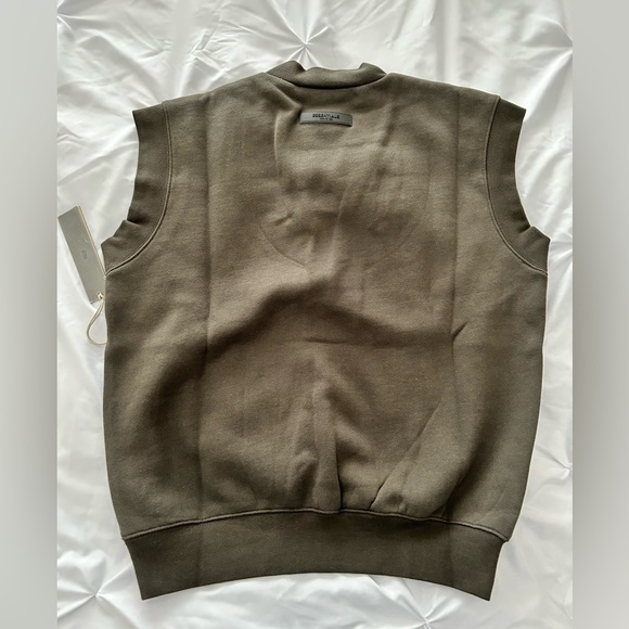 ESSENTIALS - Picture 2 of 4